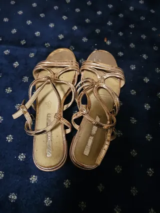 Sandalias doradas de tacón