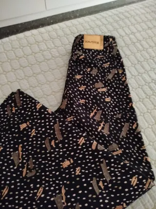 Pantalón Scalpers negro estampado con etiqueta