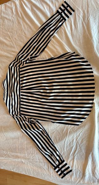 Camisa de rayas blancas y negras