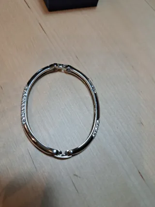 Pulsera Swarovski en su caja