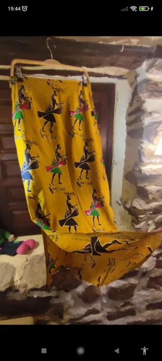 Falda africana con estampado de tambores