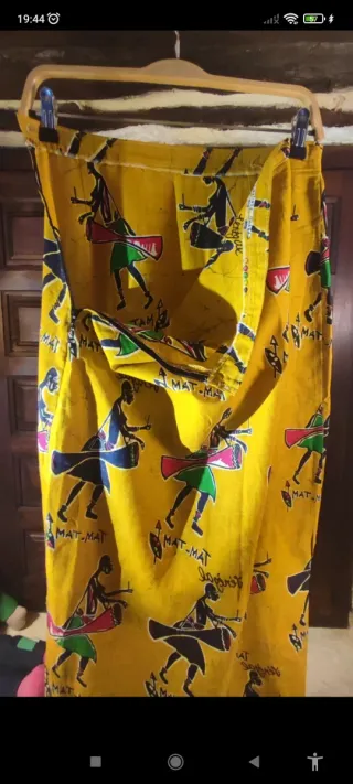 Falda africana con estampado de tambores