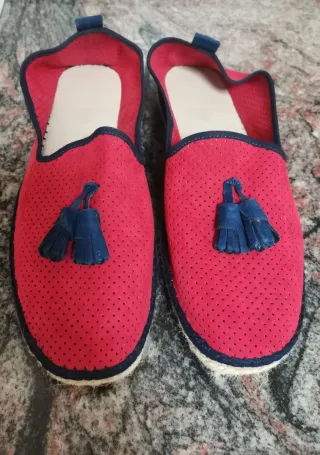 Alpargatas rojas y azules con borlas
