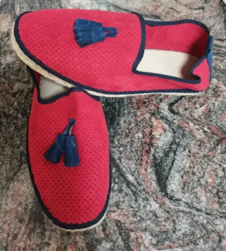 Alpargatas rojas y azules con borlas