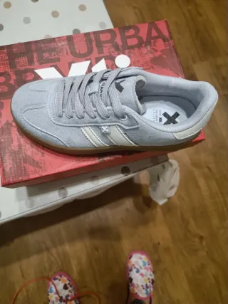 Zapatillas casual grises y blancas