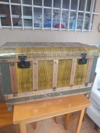 Baúl madera y metal dorado
