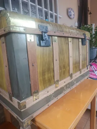 Baúl madera y metal dorado