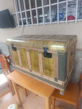 Baúl madera y metal dorado