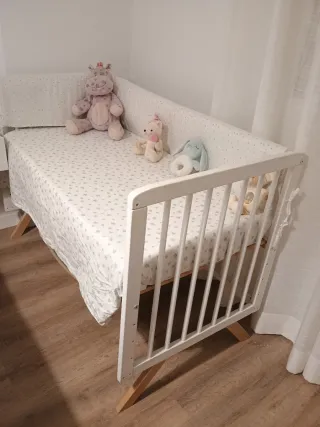 Cuna colecho con colchón y barandillas,