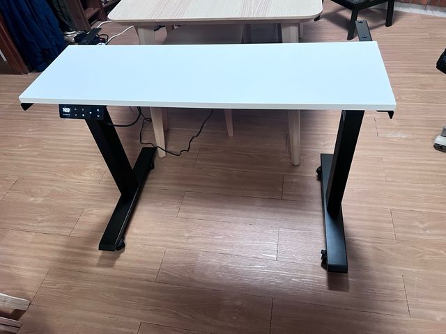 Mesa elevable automática blanca y negra
