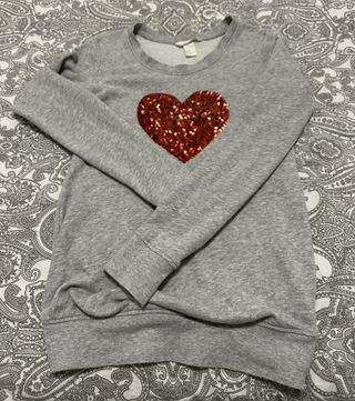 Sudadera premamá gris corazón lentejuelas