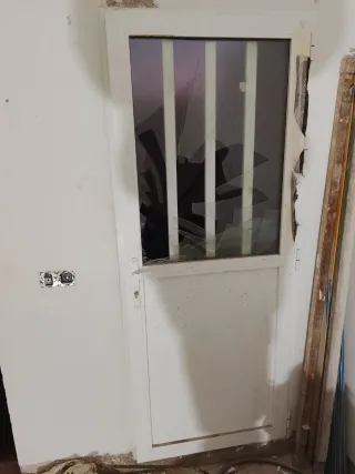 Puerta blanca con cerradura