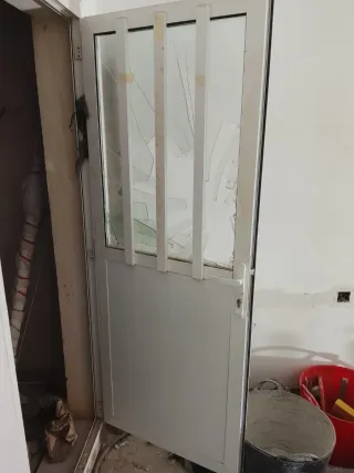 Puerta blanca con cerradura