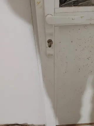 Puerta blanca con cerradura