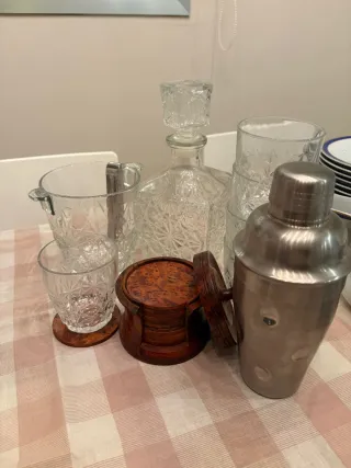 Juego de licorera y vasos con posavasos