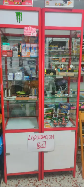 Estanterías expositoras rojas y blancas