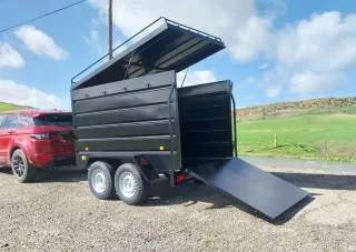 Remolque caja cerrada doble eje con freno