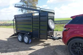 Remolque caja cerrada doble eje con freno