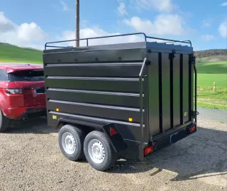 Remolque caja cerrada doble eje con freno