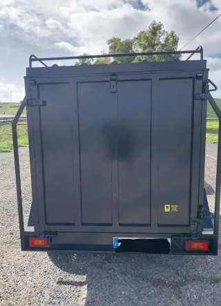 Remolque caja cerrada doble eje con freno