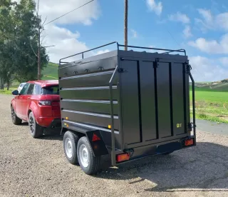 Remolque caja cerrada doble eje con freno