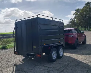 Remolque caja cerrada doble eje con freno