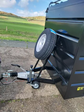 Remolque caja cerrada doble eje con freno