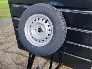 Remolque caja cerrada doble eje con freno