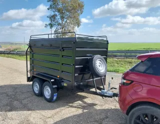 Remolque caja cerrada doble eje con freno