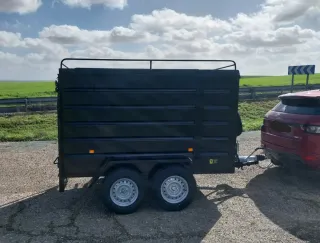 Remolque caja cerrada doble eje con freno