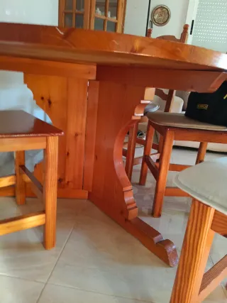 Mesa redonda madera con 6 sillas (falta 1 en foto)