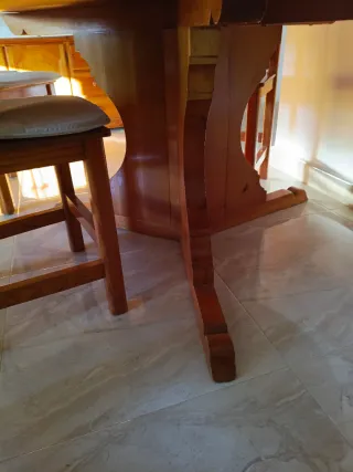 Mesa redonda madera con 6 sillas (falta 1 en foto)