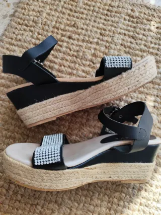 Alpargatas cuña negras con pedrería