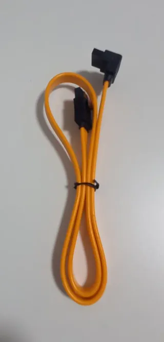 Cable de datos SATA.