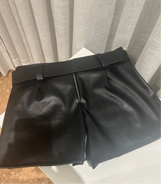 Falda pantalón corto polipiel negra con cinturón