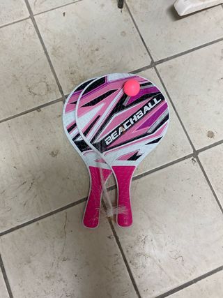 Palas de playa con pelota rosa