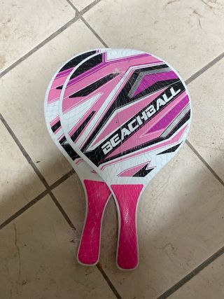 Palas de playa con pelota rosa