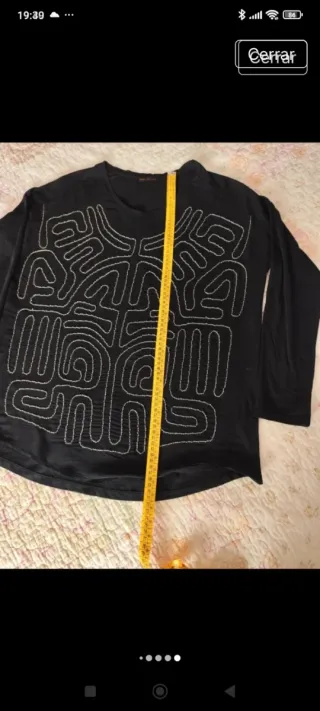 Yerse camiseta con diseño geométrico