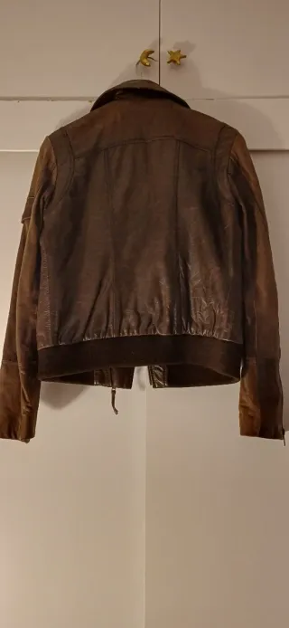 Cazadora de cuero marrón