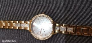 Reloj de oro para mujer con detalles brillantes