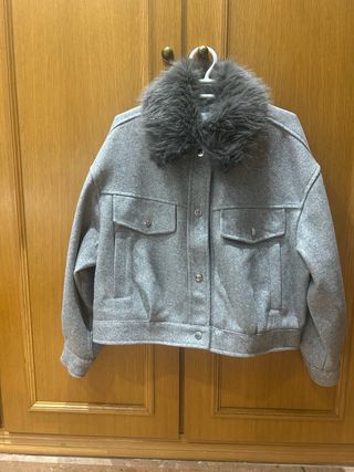 Chaqueta corta gris con cuello de pelo
