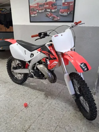 Honda 125 CR Motocross Roja y Blanca