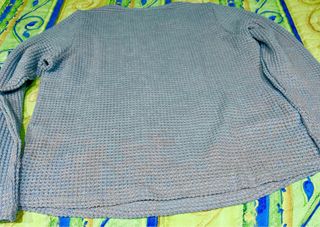 Camiseta casual manga larga gris.