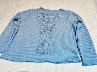 Camiseta casual manga larga gris.