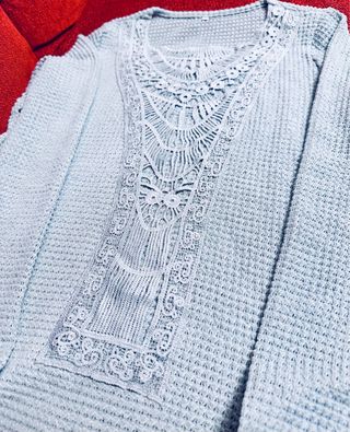 Camiseta casual manga larga gris.