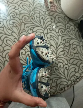 Botas de fútbol azules nuevas (precio negociable )