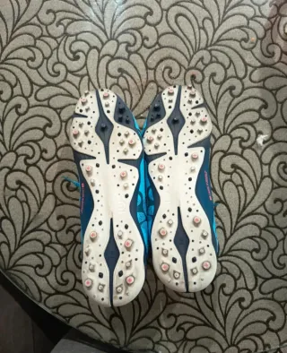 Botas de fútbol azules nuevas (precio negociable )