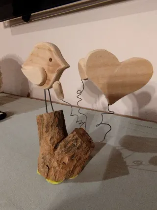 Uccellino in legno con cuori,