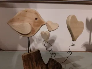 Uccellino in legno con cuori,