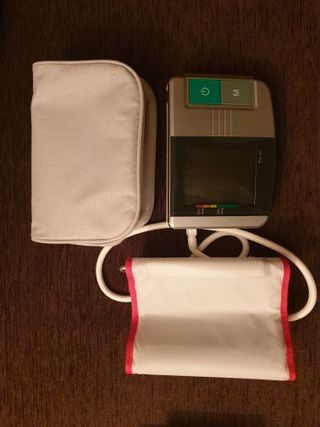 Tensiómetro digital con manguito y funda